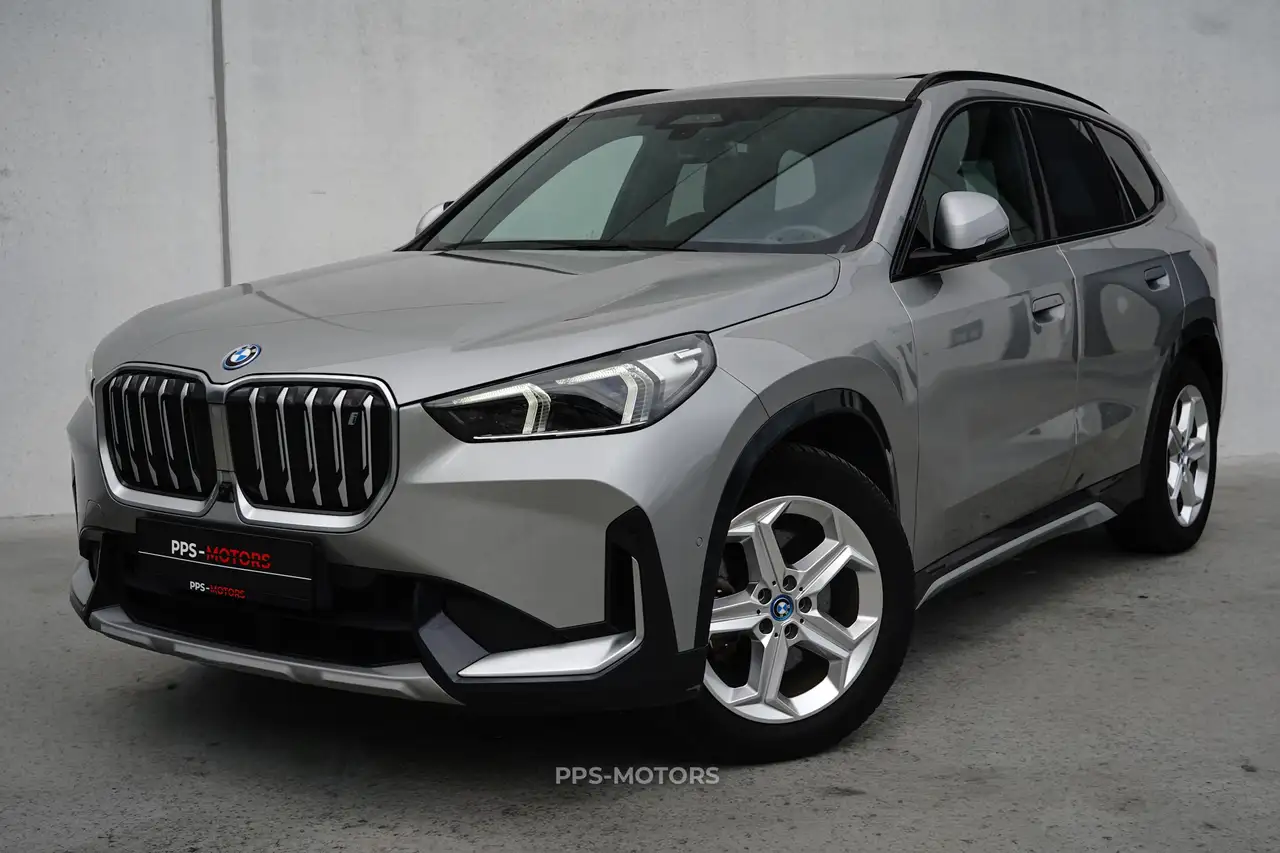 BMW iX1 iX1 66.5 kWh xDrive30 FULL OPTION | BTW | MASSAGE | TREKHAAK | STUURVERWARMING | PANODAK | 360 | KEYLESS | ADAPTIVE — photo 1 of 15
