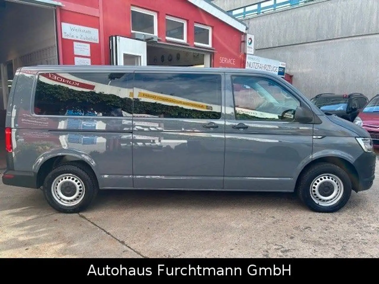 Volkswagen T6 Transporter Kombi lang FWD 2-3-3 — photo 1 of 23