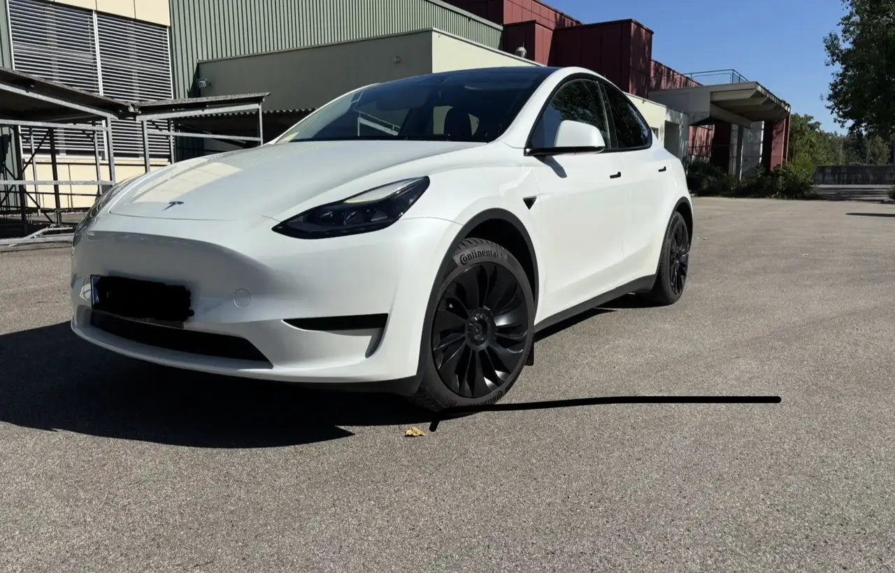 Tesla Model Y 62kWh Base — photo 1 of 10