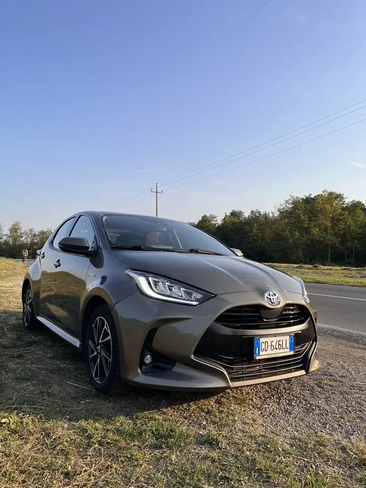 Toyota Yaris Hybrid 1.5 VVT-i Comfort — photo 1 of 8
