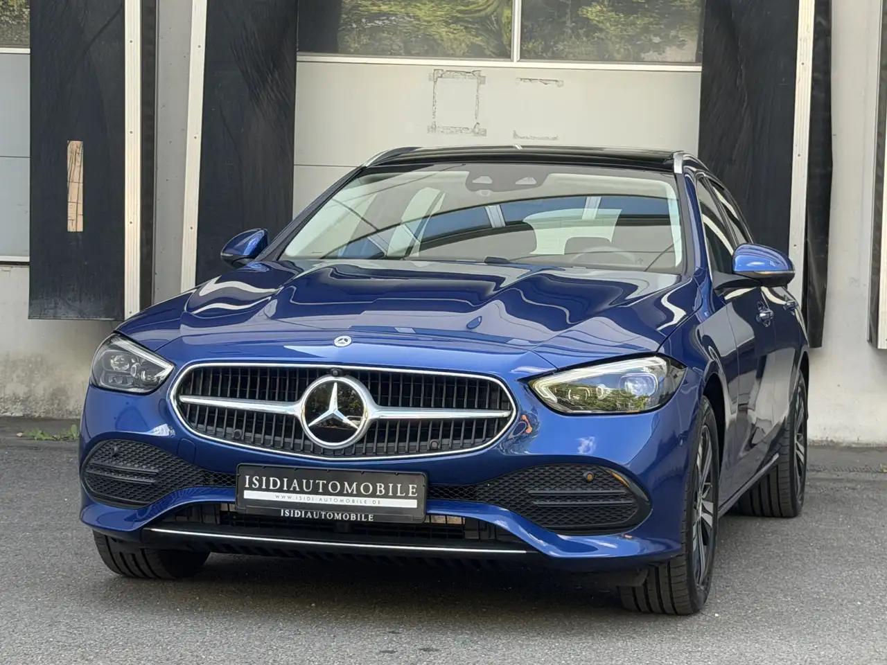 Mercedes-Benz C 300 e Avantgarde LED MBUX Pano Distronic 360° — photo 1 of 40