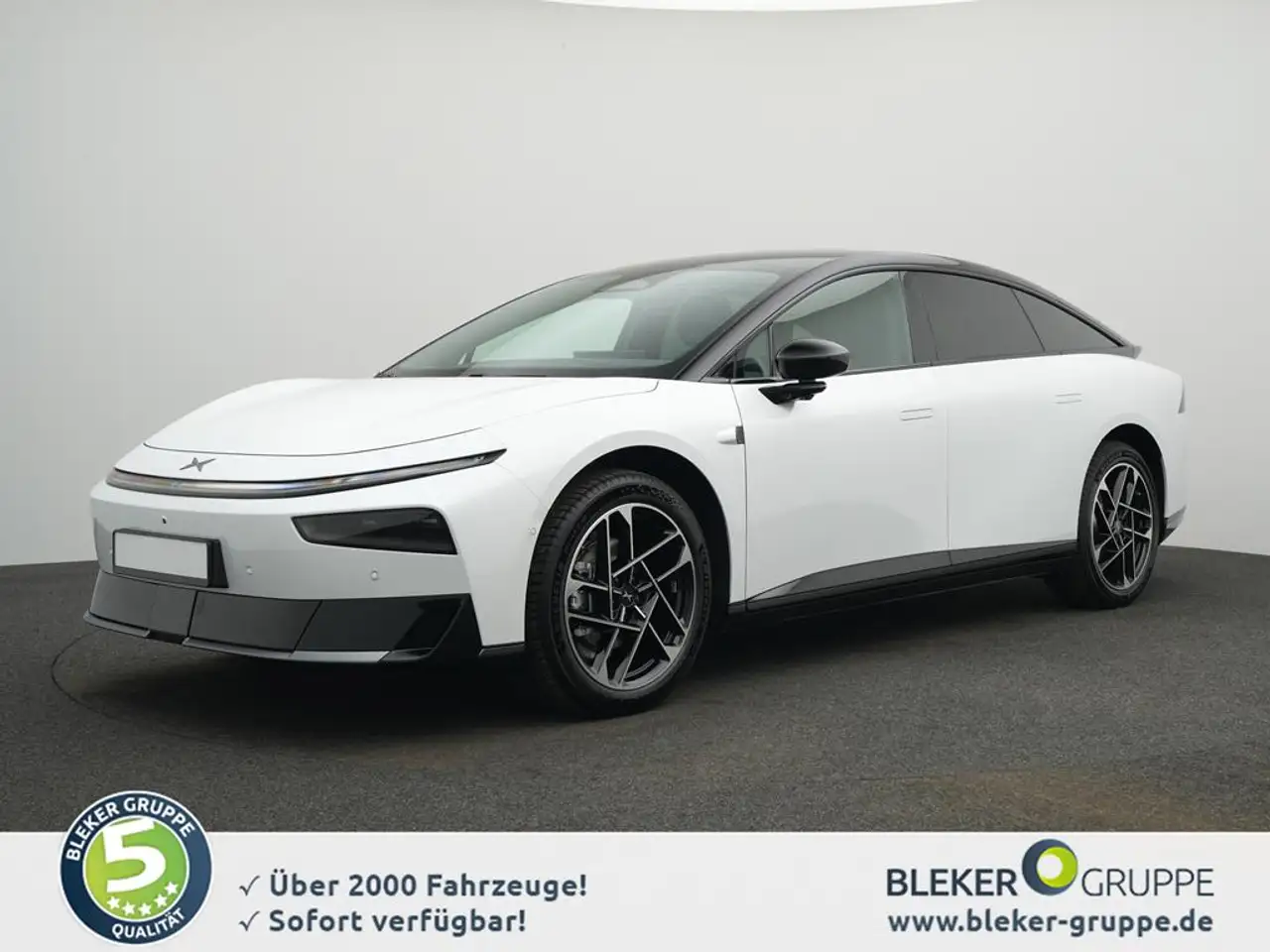 Xpeng P7 Long Range+arctic white+darkgray Nappa — photo 1 of 16