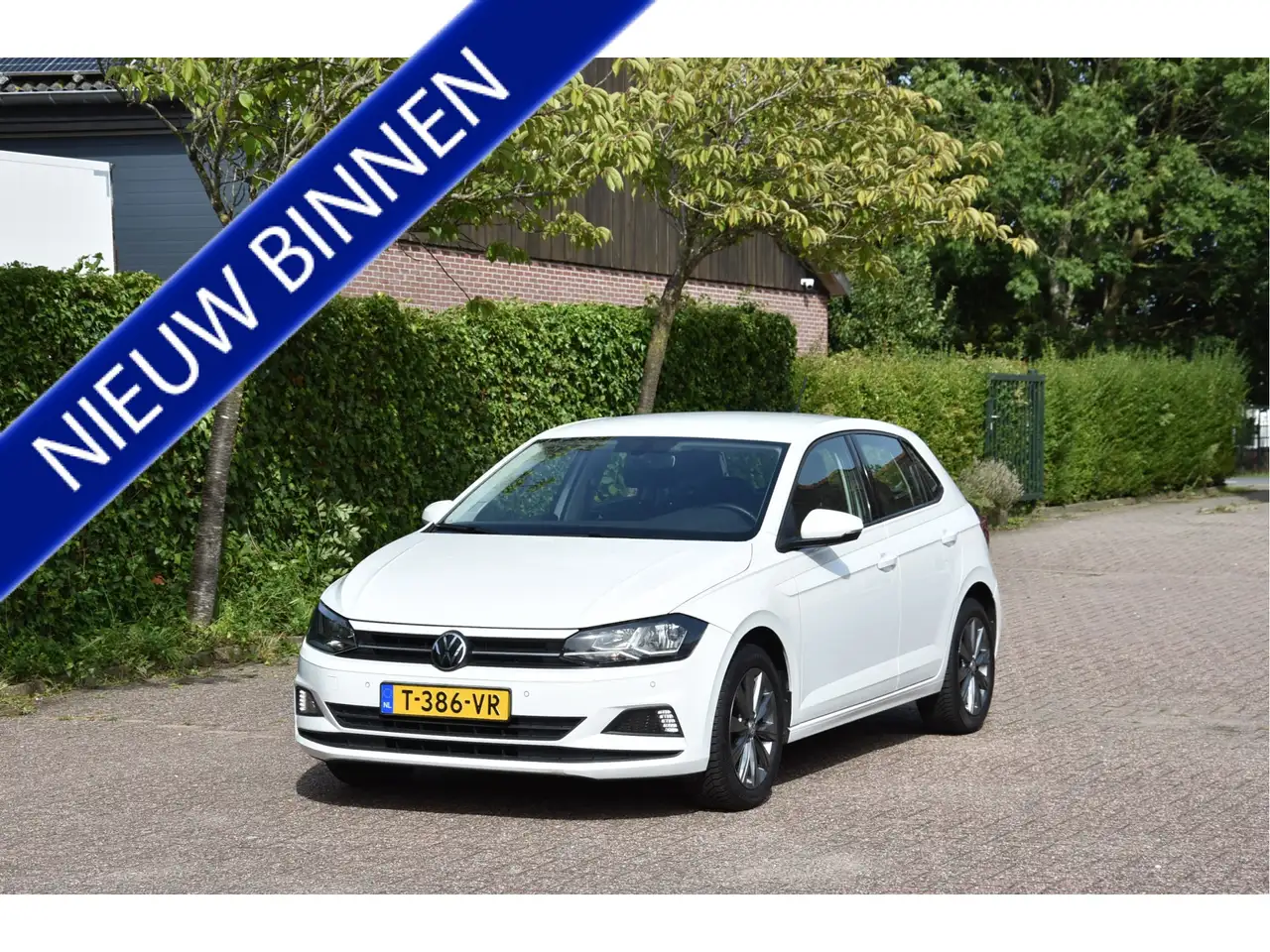 Volkswagen Polo 1.0 MPI Navi PDC Carplay Comfortline business — photo 1 of 35