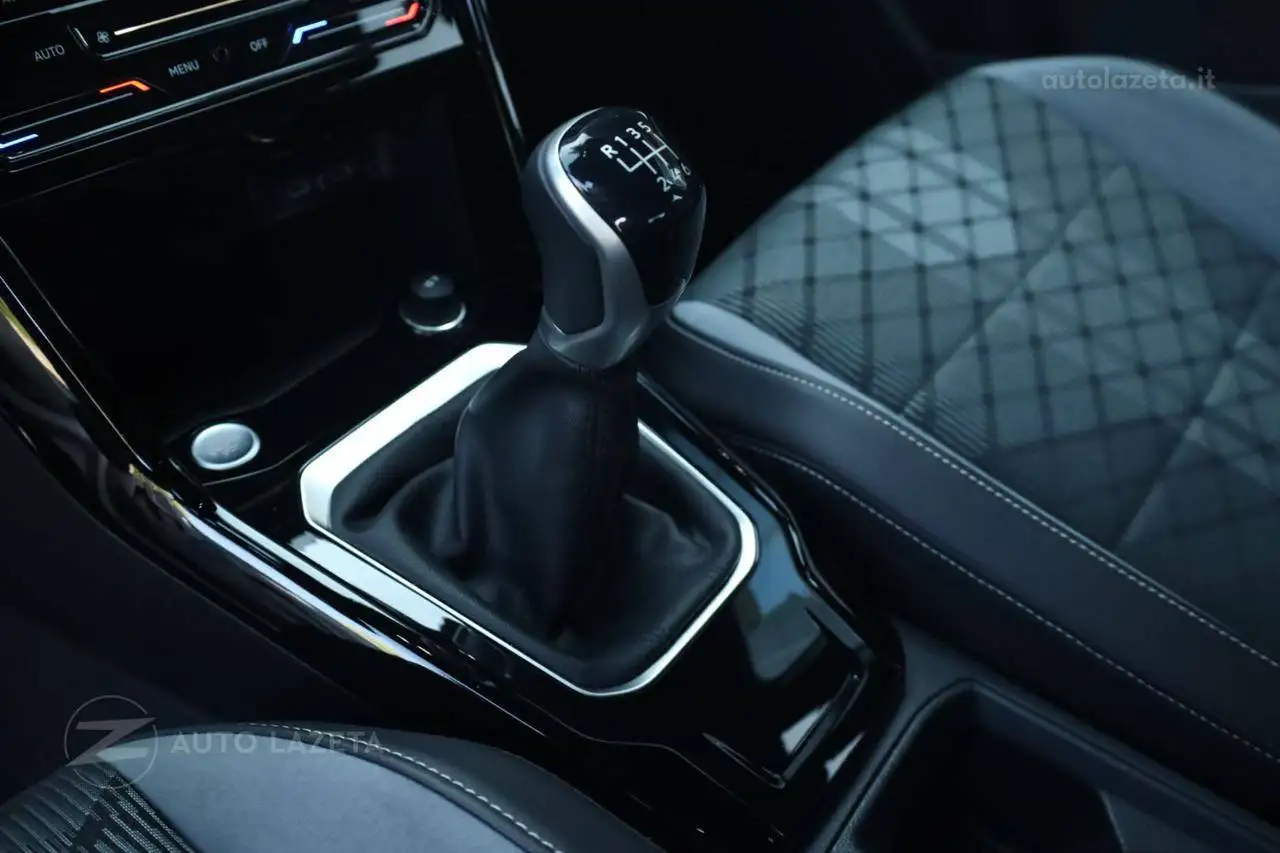2025 Volkswagen T-Roc 1.0 TSI R-Line, photograph 12