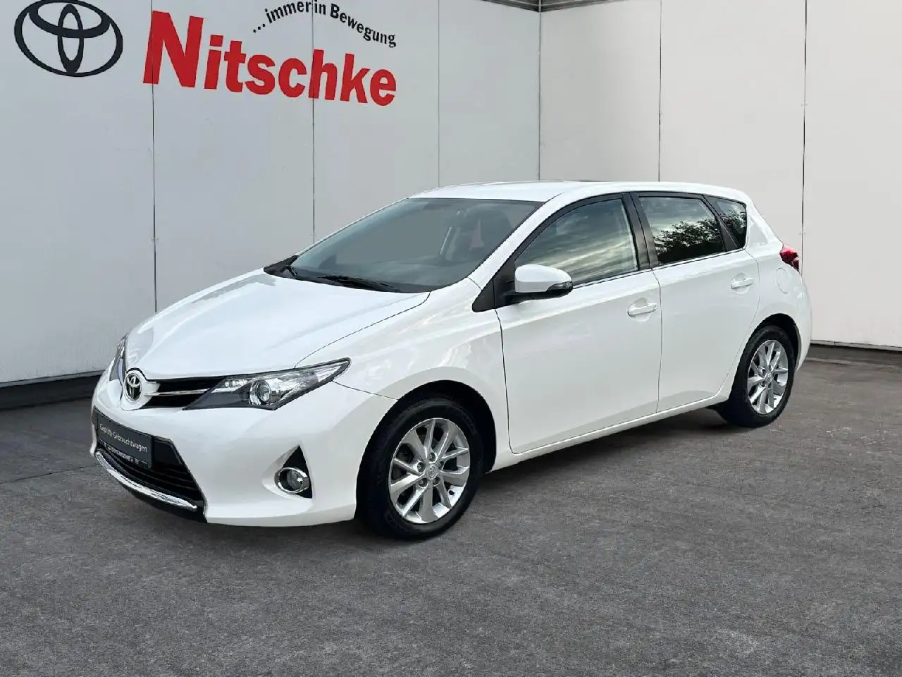 Toyota Auris 1.6 Life+ — photo 1 of 15