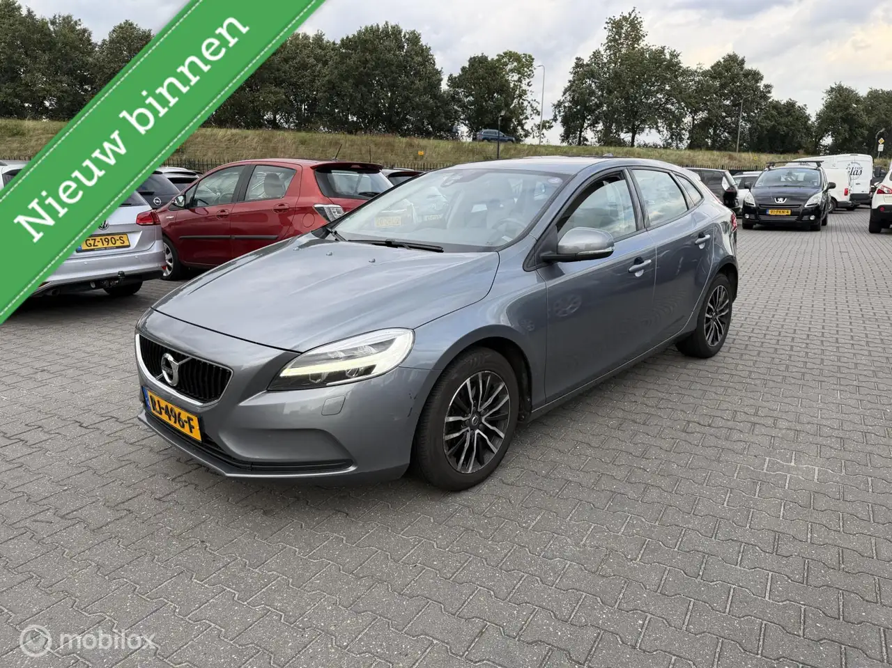 Volvo V40 2.0 T2 Nordic+ — photo 1 of 12