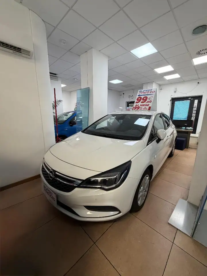 Opel Astra Sport — photo 1 of 14
