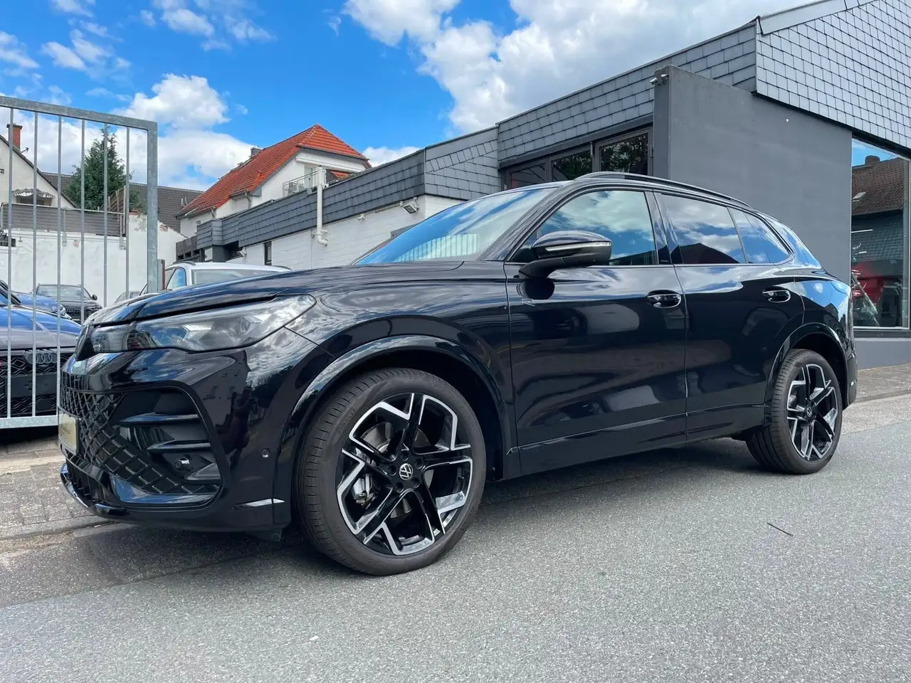 Volkswagen Tiguan 2.0 TDI R-Line |IQ Drive|ACC|Massage|360° — photo 1 of 40