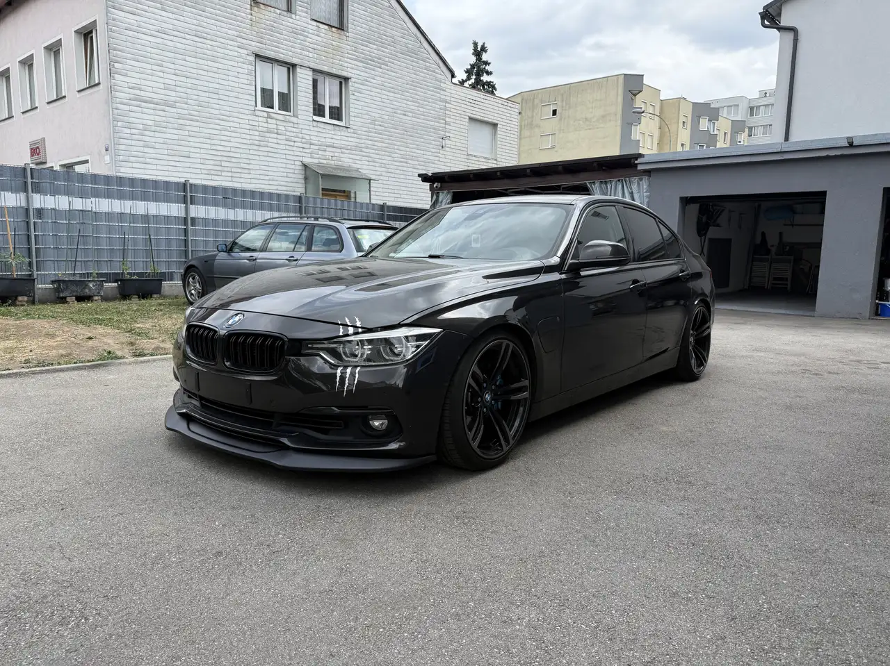 BMW 330 330e PHEV Luxury Line Aut. — photo 1 of 20