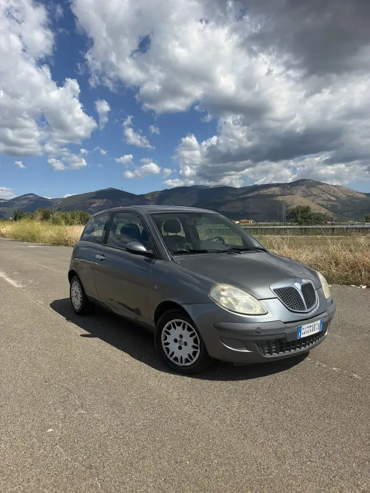 Lancia Ypsilon 1.2 8v Oro — photo 1 of 8
