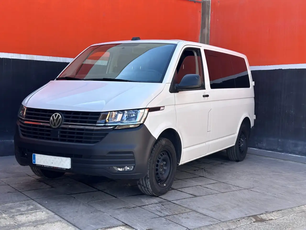Volkswagen Transporter Kombi 2.0TDI SCR BMT 81kW — photo 1 of 38