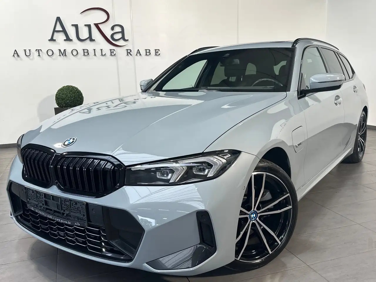 BMW 330 e Touring M-Sport NAV+LED+PANO+AHK+19ZOLL+SHZ+VC — photo 1 of 24