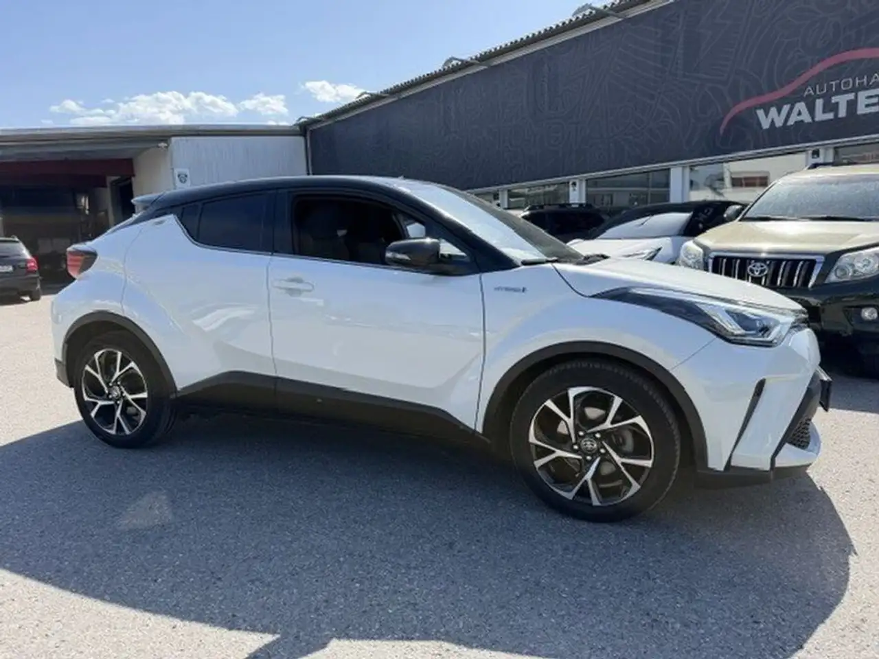 Toyota C-HR Hybrid C-LUB — photo 1 of 12