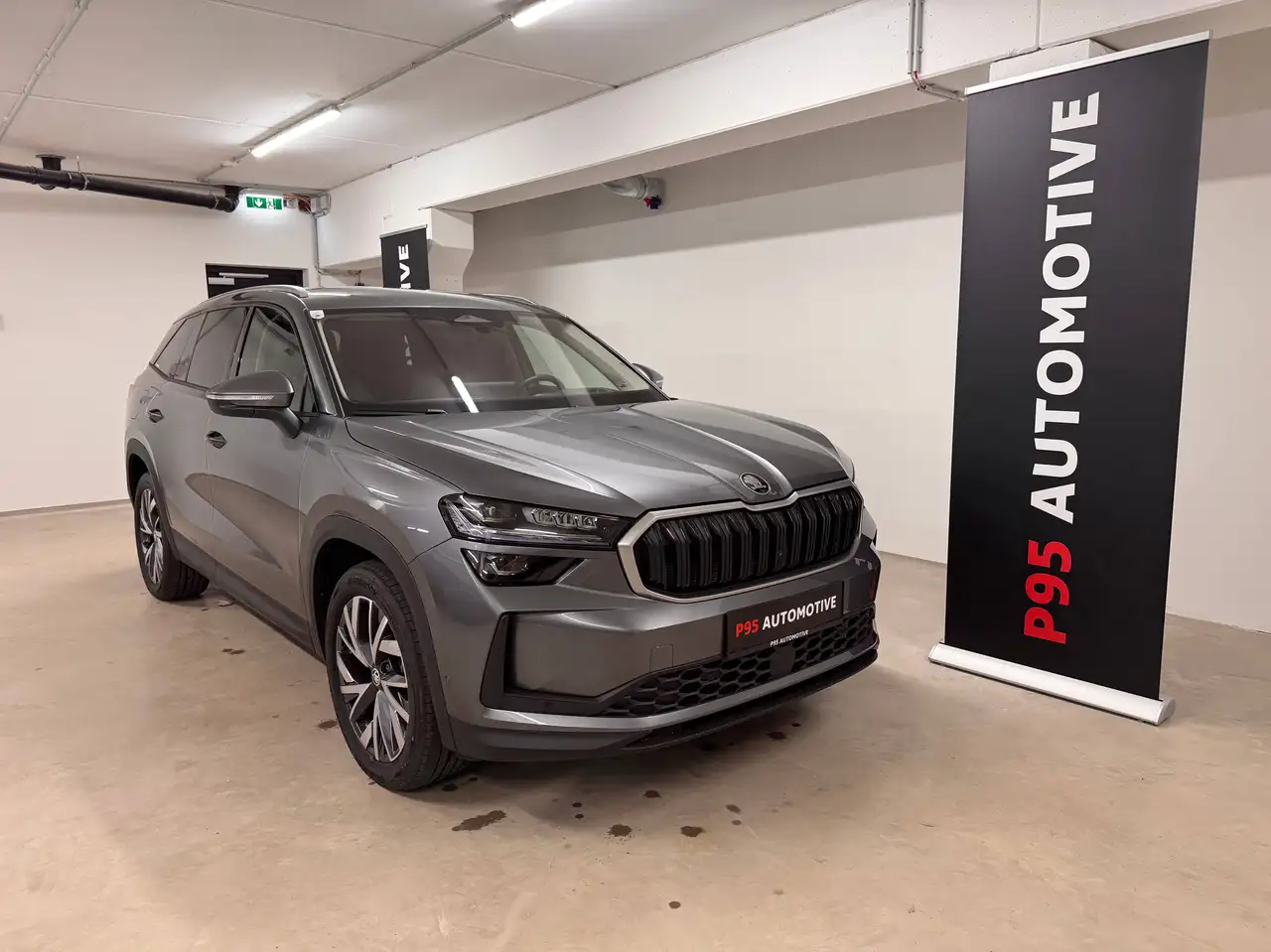 Skoda Kodiaq 2.0 TDI 142 kW 4x4 Selection "NEUWAGENZUSTAND / WERKSGARANTIE" 8-fach bereift, Anhängerkupplung, Sitzmemory, ... — photo 1 of 40