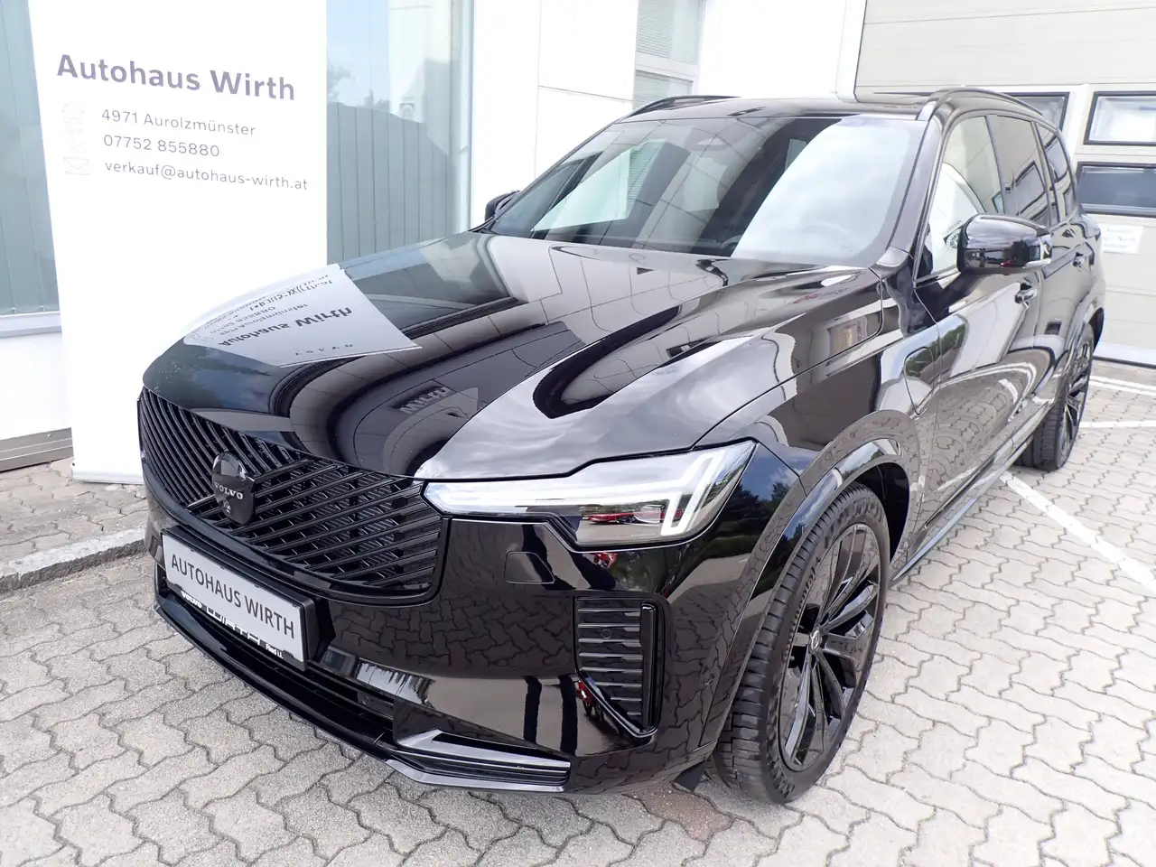 Volvo XC90 T8 AWD Ultra Black Edition / AHK / Luftfahrwerk — photo 1 of 16
