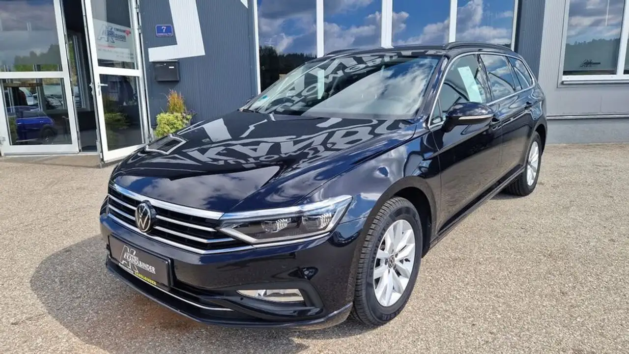 Volkswagen Passat Variant Business 2,0 SCR TDI DSG — photo 1 of 14