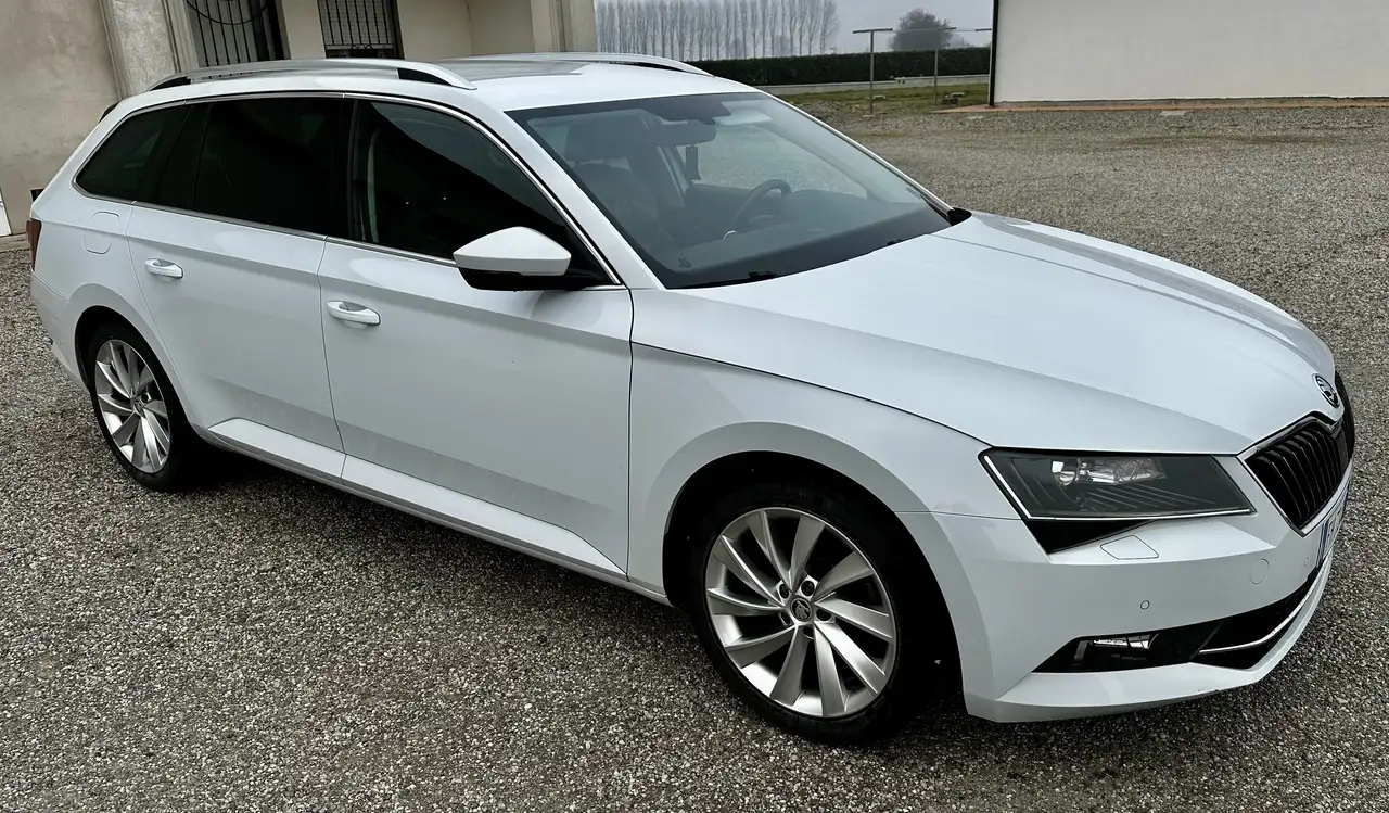 Skoda Superb Wagon 2.0 tdi Style 150cv dsg — photo 1 of 15