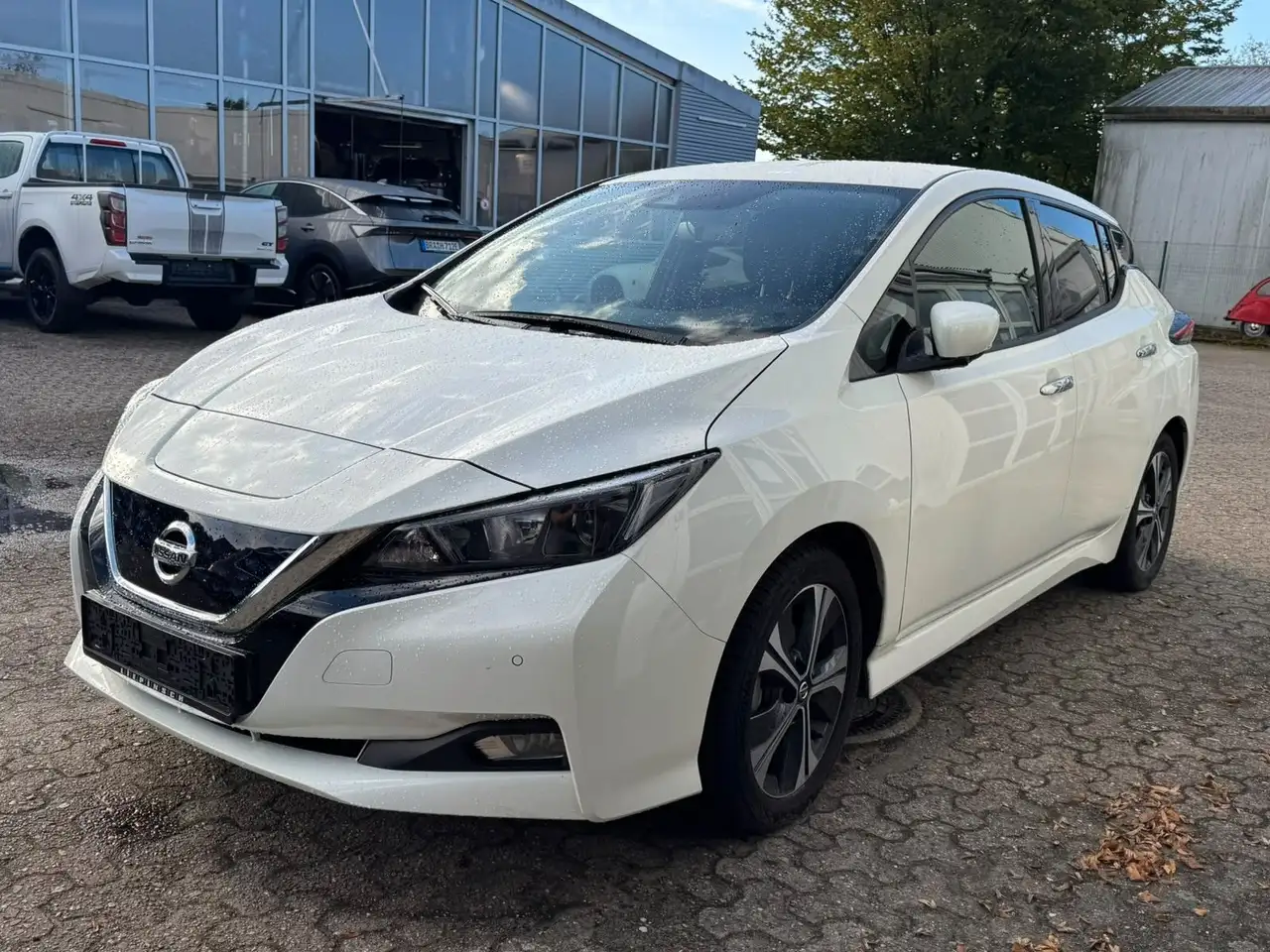 Nissan Leaf N-Connecta — photo 1 of 21