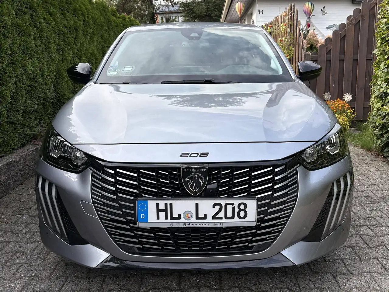 Peugeot 208 208 PureTech 100 EAT8 Allure — photo 1 of 15