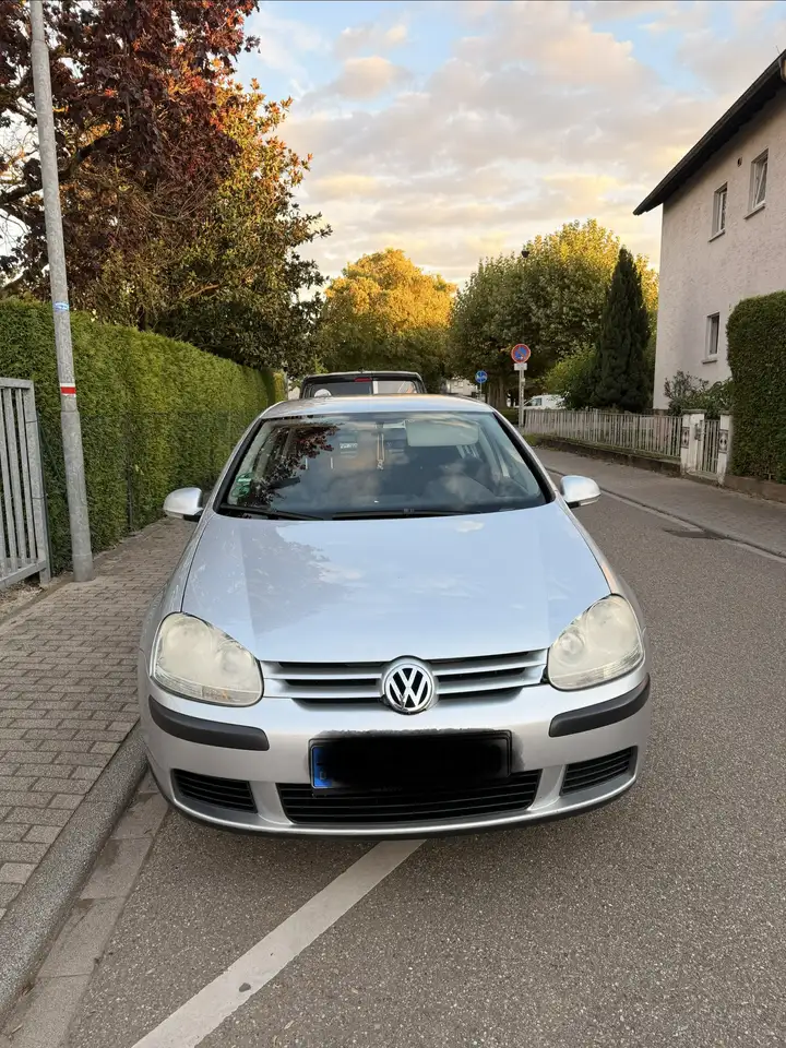 Volkswagen Golf 1.6 FSI Trendline — photo 1 of 4
