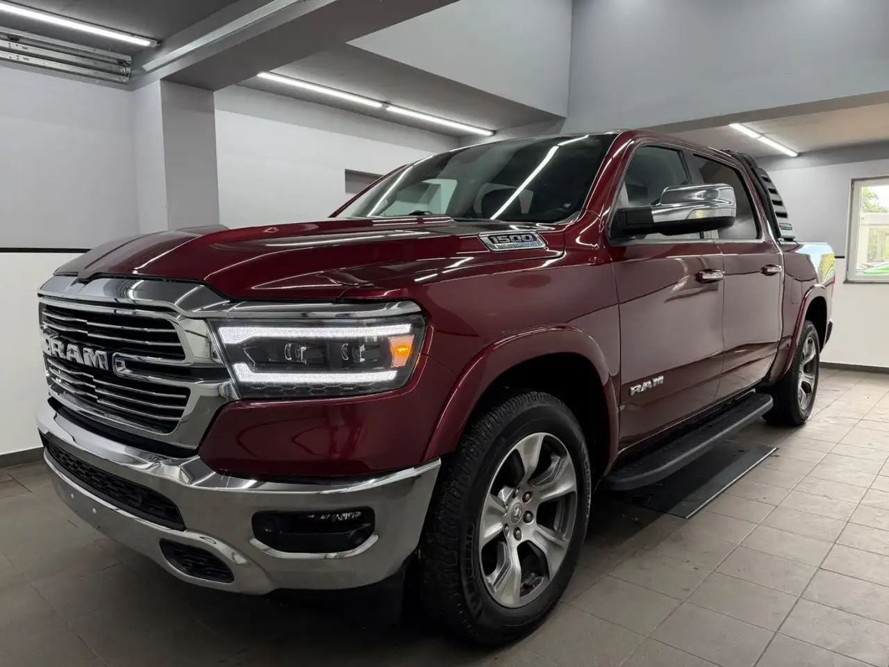 Dodge RAM 1500 HEMI 5.7 V8 eTorque 4x4 LARAMIE*Memo*SB — photo 1 of 40
