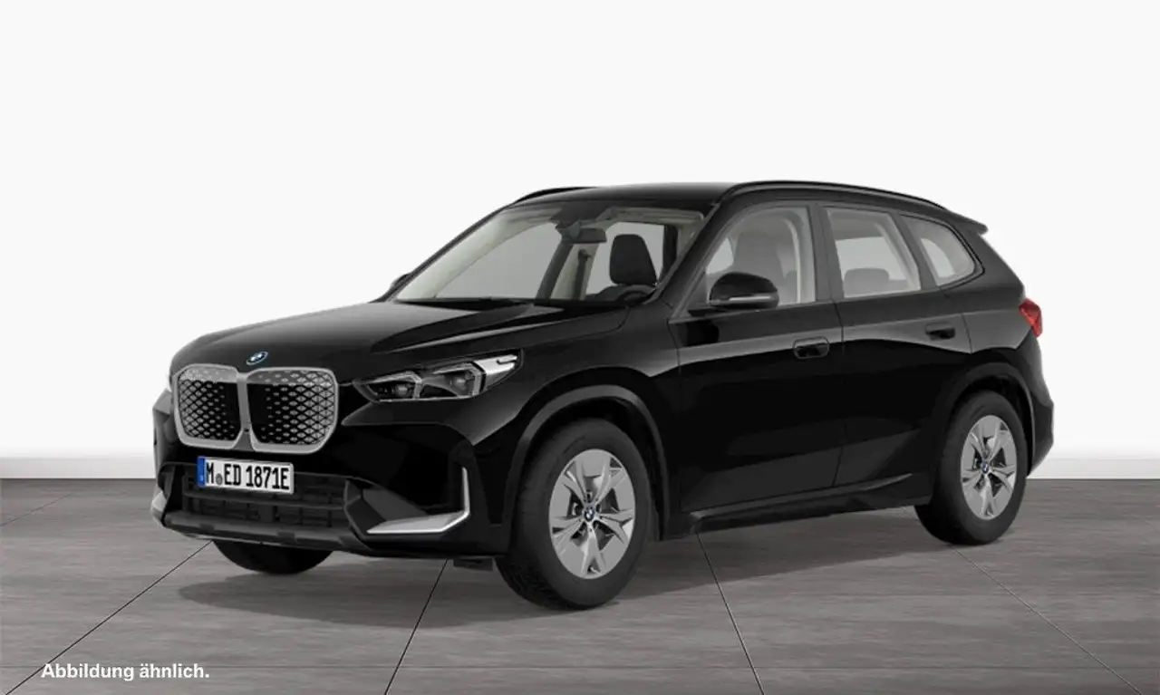 BMW iX1 xDrive30 — photo 1 of 3