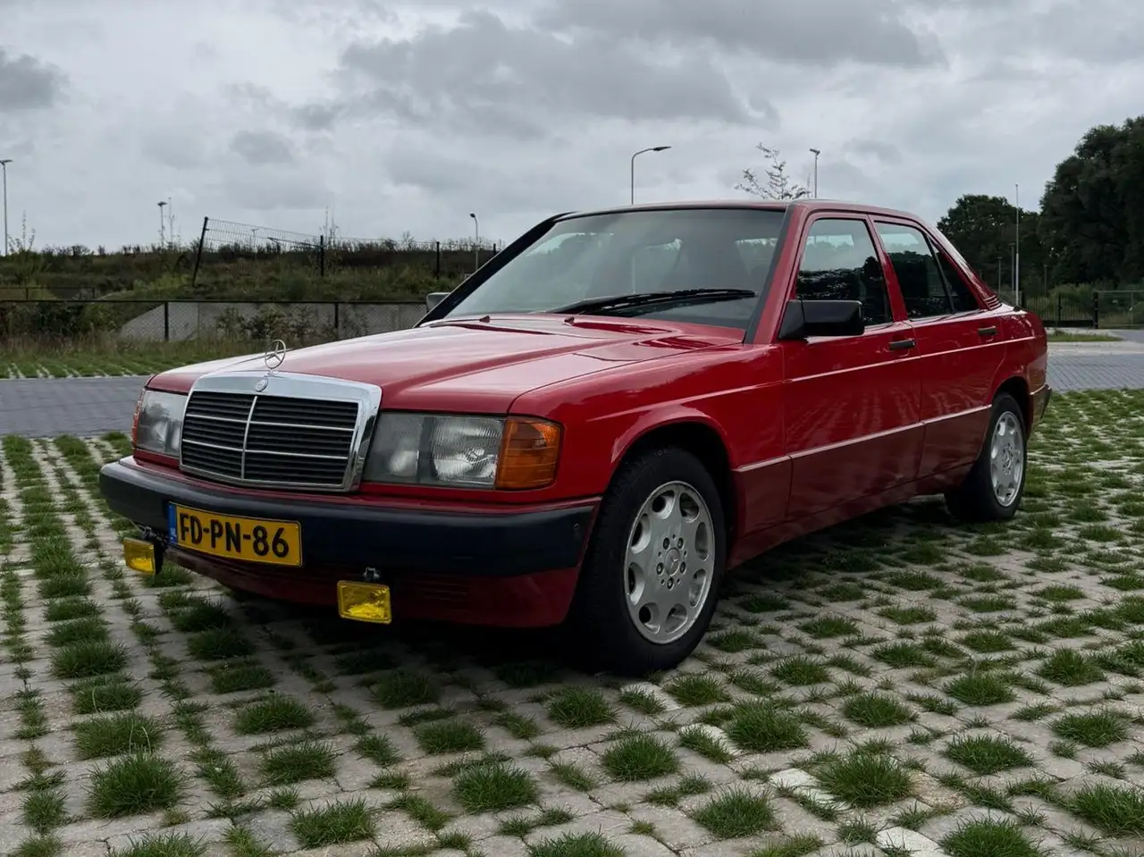 Mercedes-Benz 190 190 E Basic — photo 1 of 18