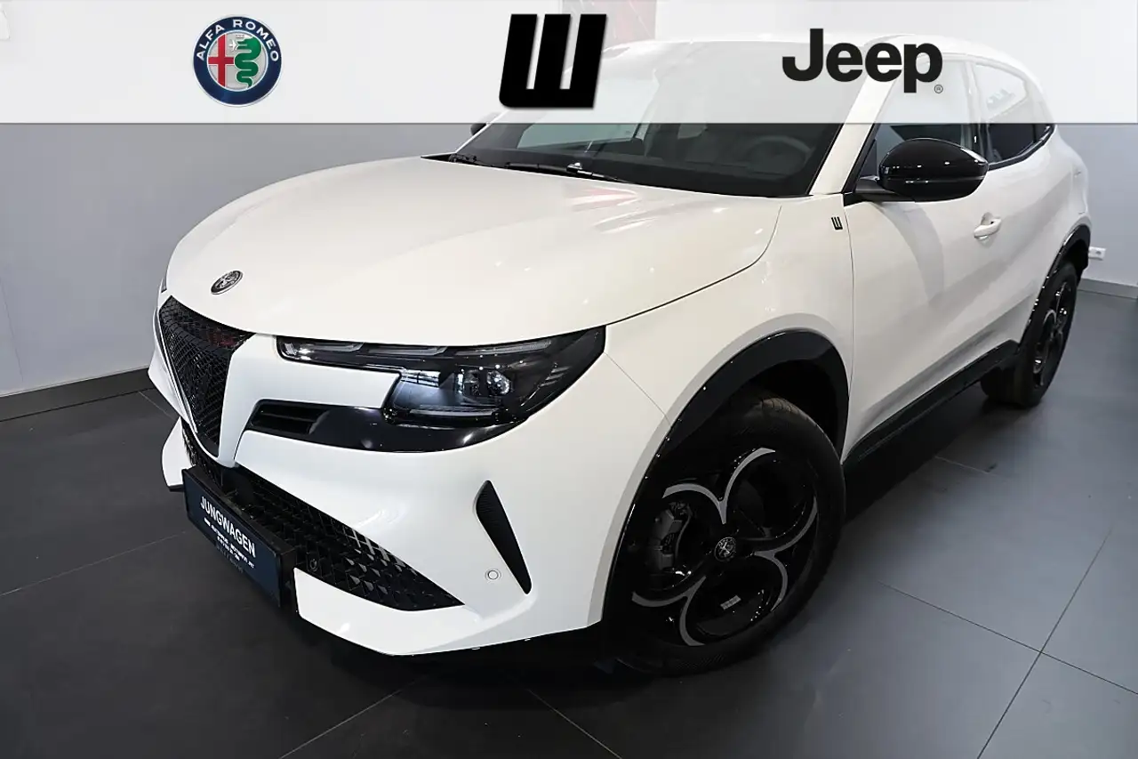 Alfa Romeo Junior Ibrida Q4 1.2 e-DCT6 eAWD Q4 Ti W-EDIZION — photo 1 of 26