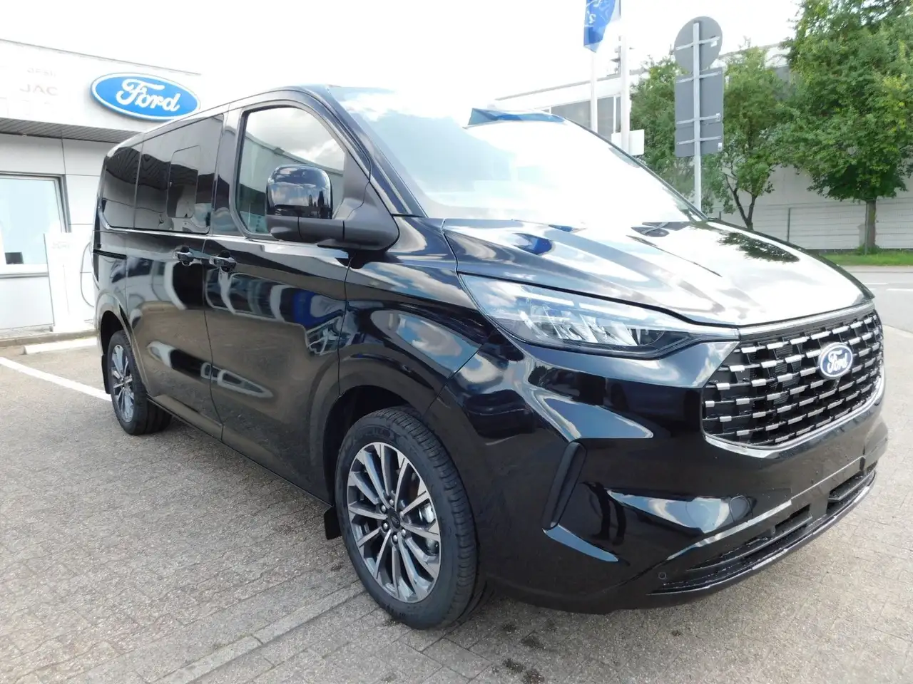 Ford Tourneo Custom 2.0 L1 Autom Titanium X 360°/AHK — photo 1 of 19
