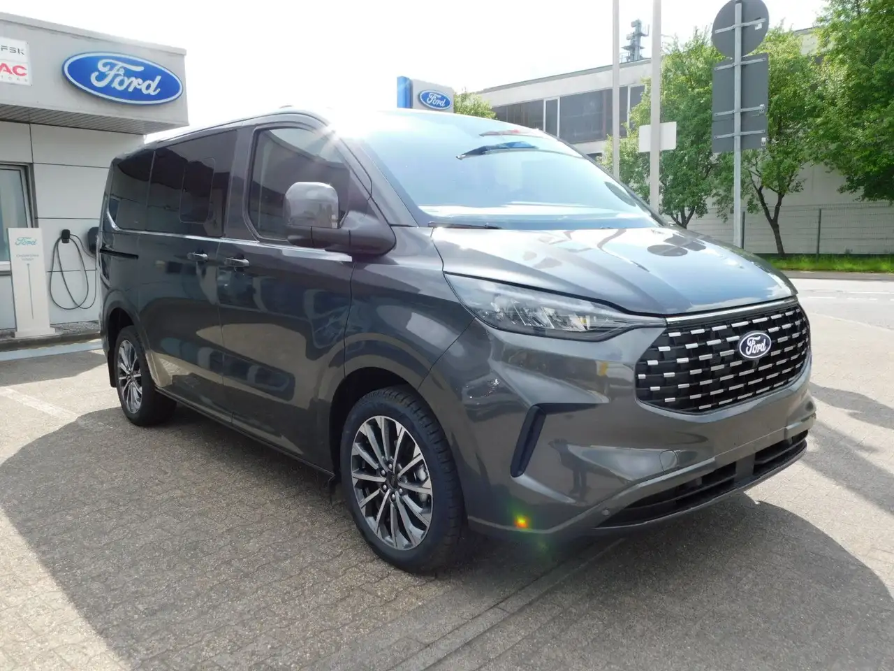 Ford Tourneo Custom 2.0 L1 Autom Titanium X AHK/360° — photo 1 of 20