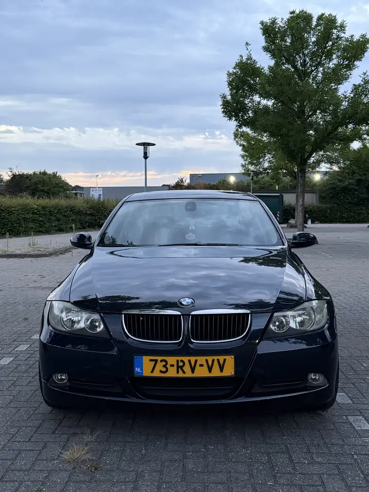 BMW 318 318i — photo 1 of 9