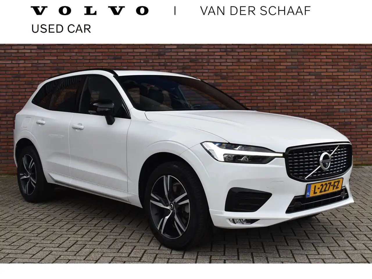 Volvo XC60 B5 252PK R-Design | Trekhaak | Panorama dak | 360 — photo 1 of 27