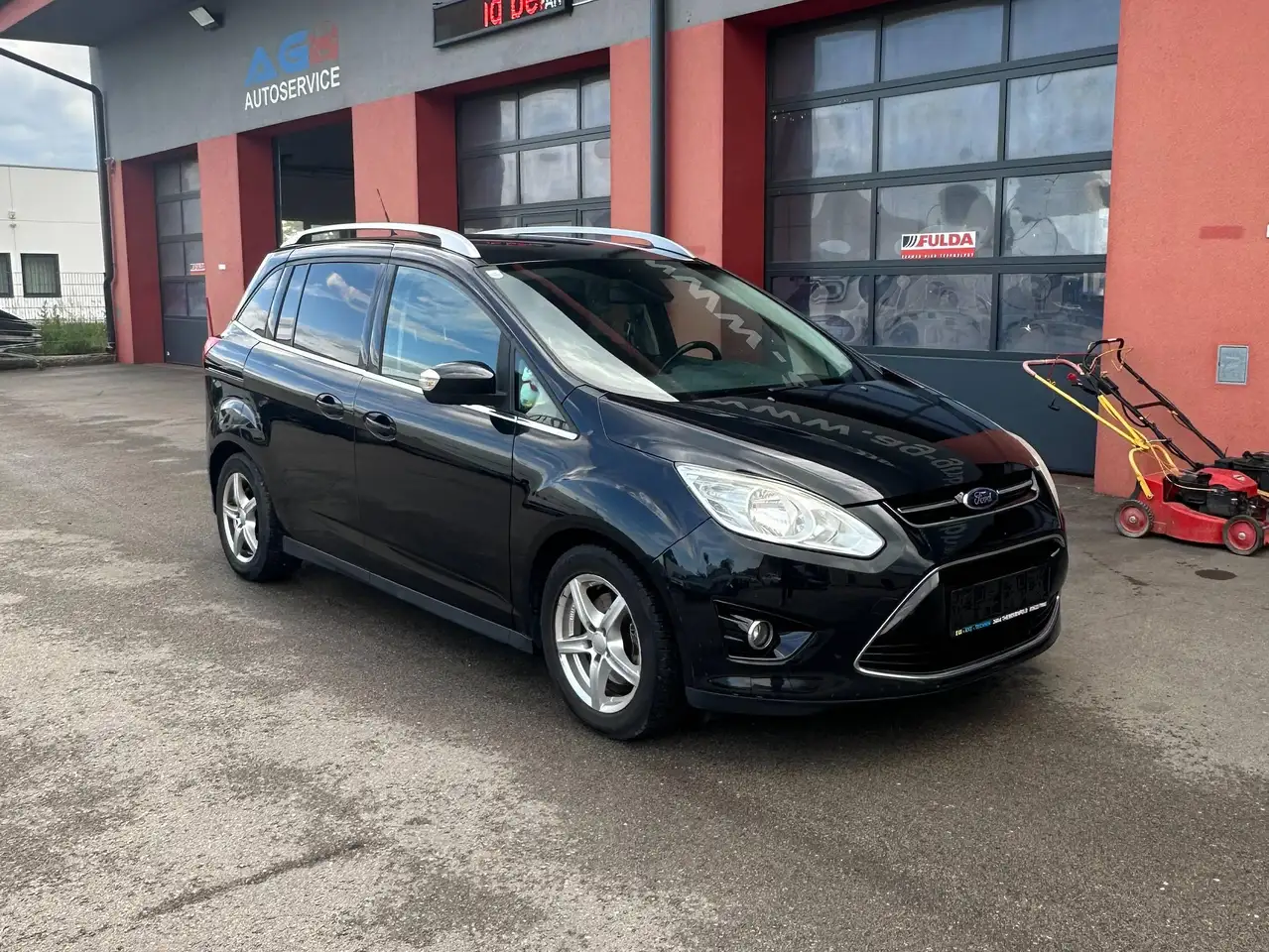 Ford Grand C-Max Titanium — photo 1 of 7