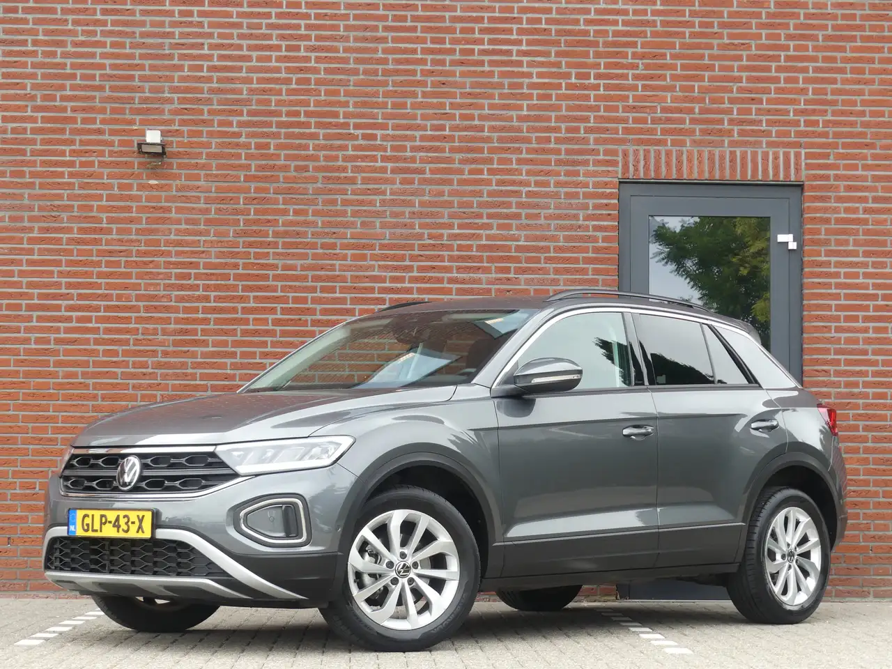 Volkswagen T-Roc 1.0 TSI Life Business / ACC / Camera / Stoelverw. — photo 1 of 21
