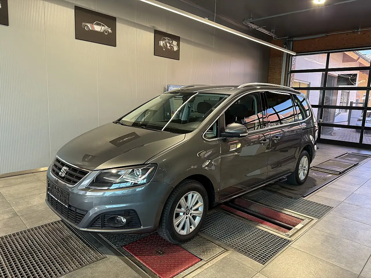 SEAT Alhambra 2.0 TDI Executive — photo 1 of 24