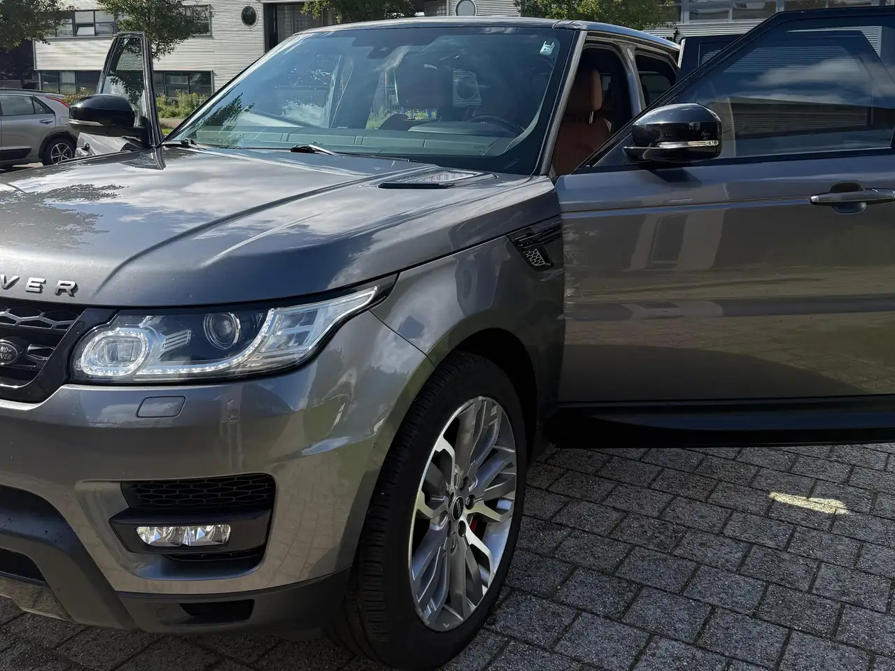 Land Rover Range Rover Sport Range Rover Sport 3.0 SDV6 HSE Dynamic — photo 1 of 13