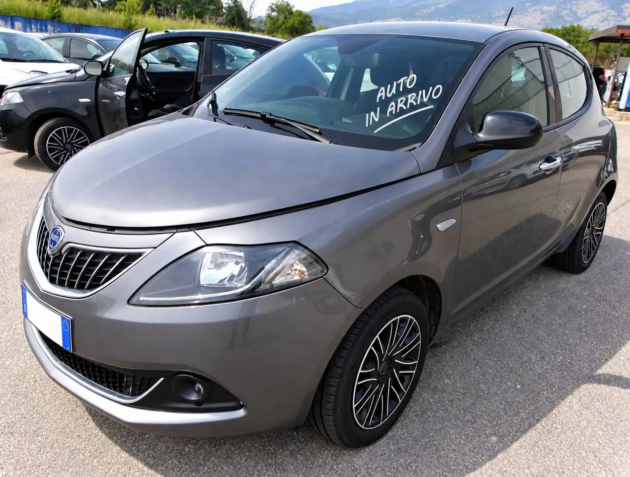 Lancia Ypsilon Ypsilon III 1.0 firefly hybrid Gold Plus s — photo 1 of 2