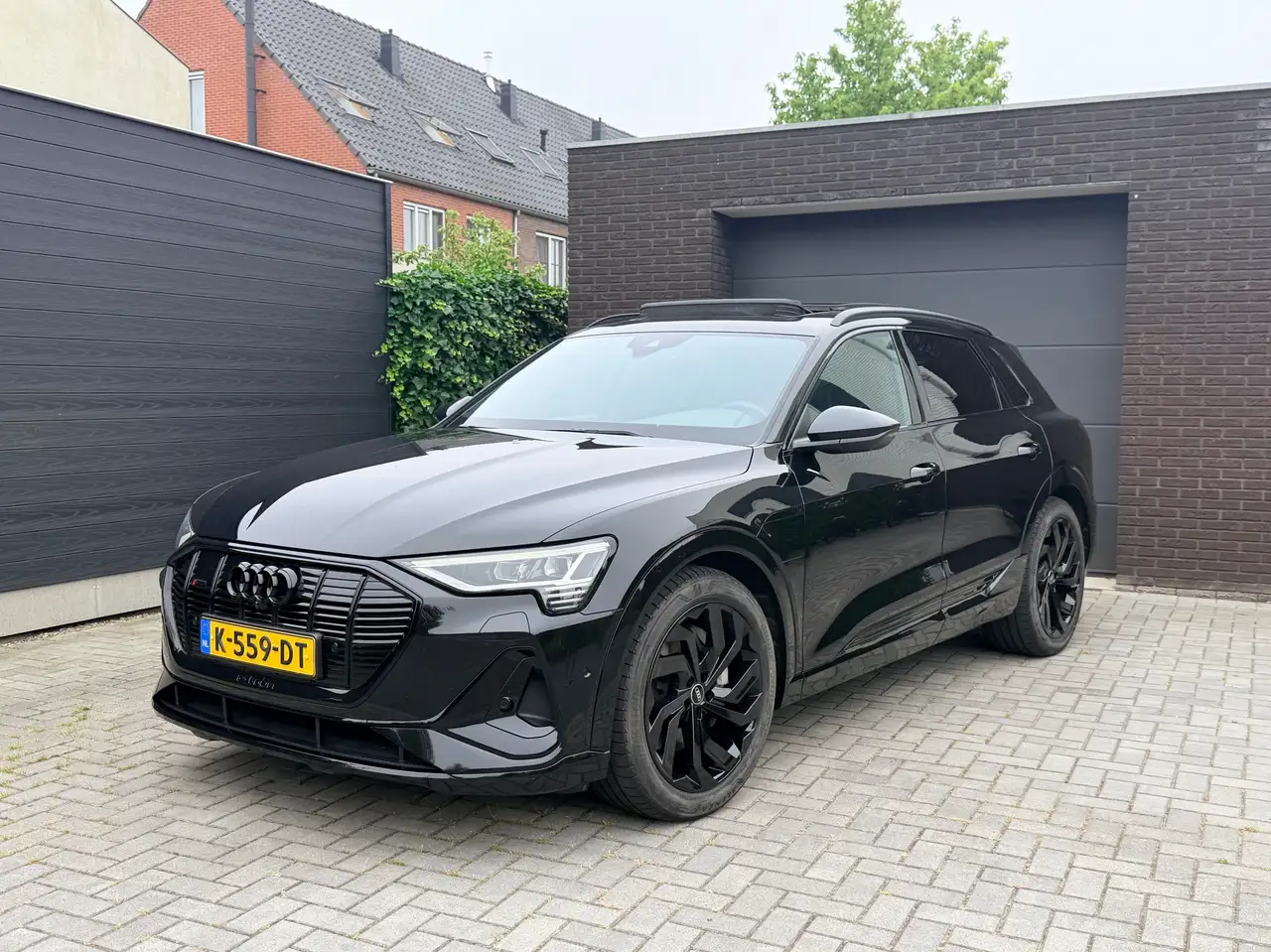 Audi e-tron Audi e-tron 55 quattro S Edition — 408pk, All Black, panoramadak — photo 1 of 20