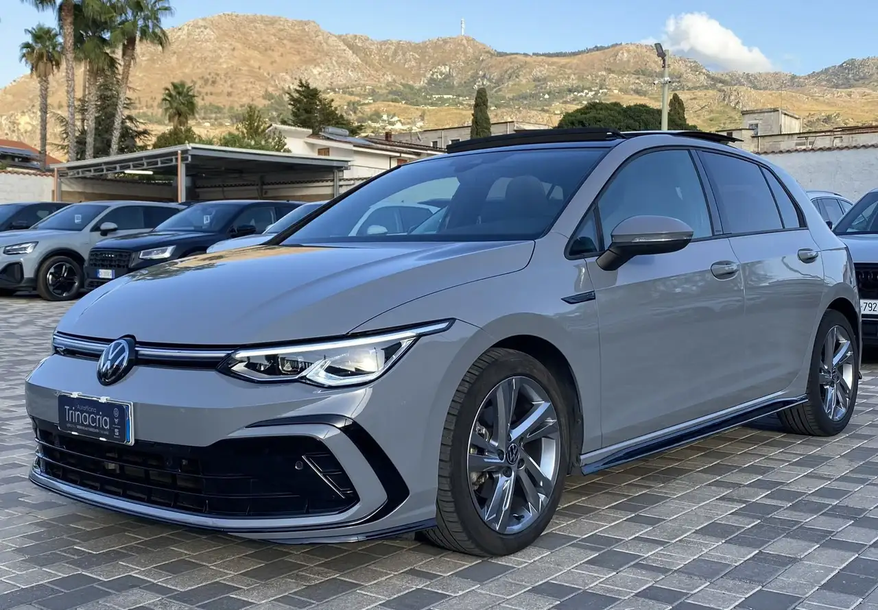 Volkswagen Golf 8 R-Line 1.5 ETSI EVO 130CV DSG Tetto — photo 1 of 15