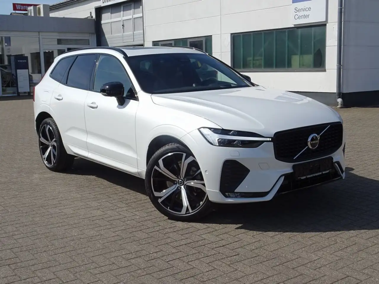 Volvo XC60 R Design AWD — photo 1 of 26