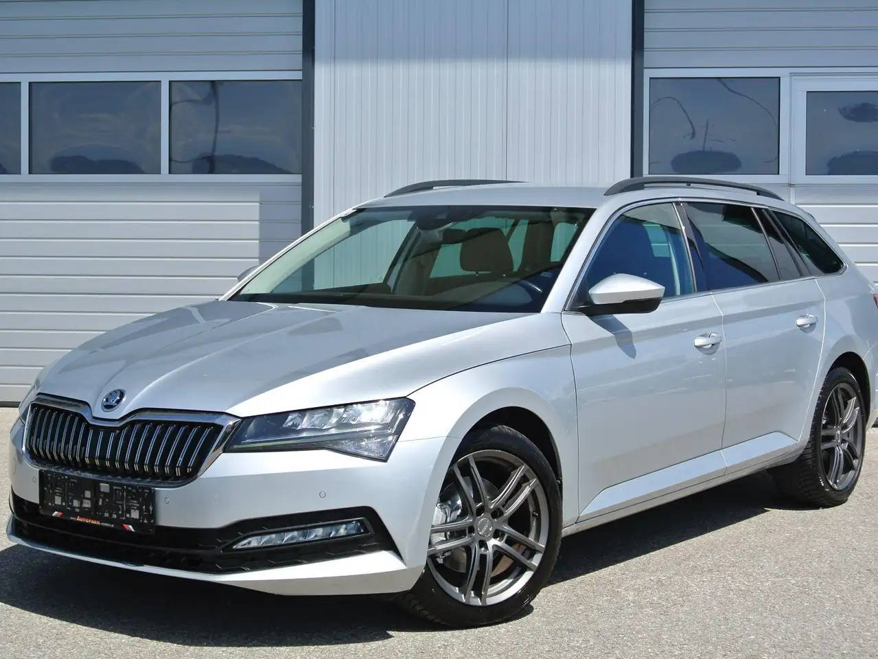 Skoda Superb Kombi 2.0 TDI DSG * LED * NAVI * SHZ * PDC * — photo 1 of 11