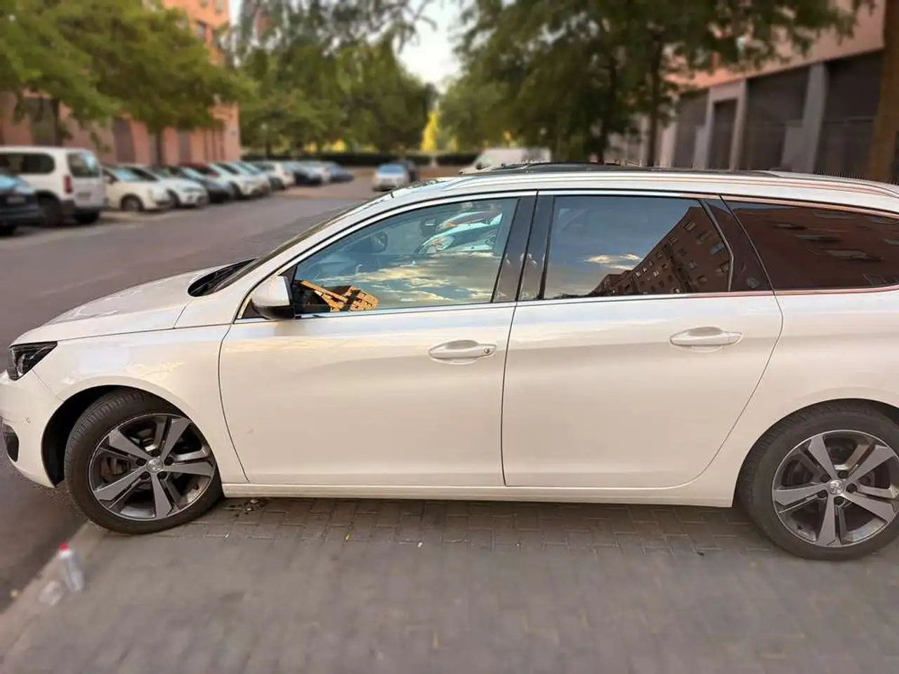 Peugeot 308 SW 1.6 BlueHDi Allure EAT6 120 — photo 1 of 17