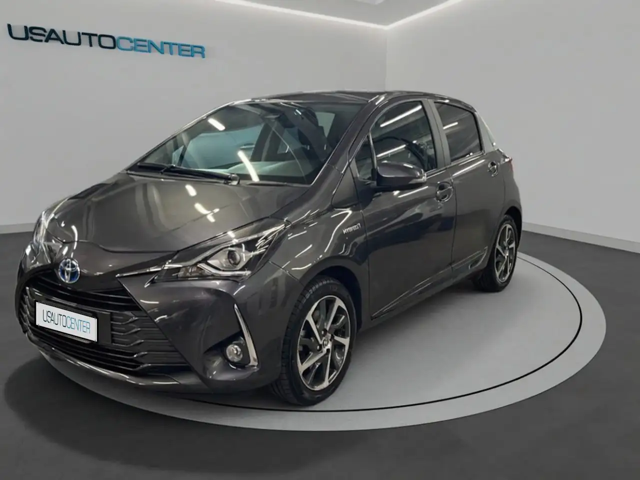 Toyota Yaris III 2017 5p 1.5h Lounge Red/Bronze — photo 1 of 15