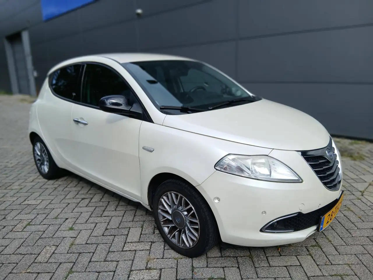 Lancia Ypsilon Ypsilon 0.9 TwinAir Platinum — photo 1 of 14