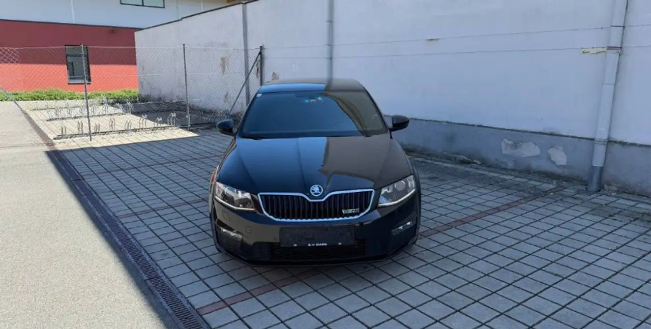 Skoda Octavia VRS DSG Combi — photo 1 of 13