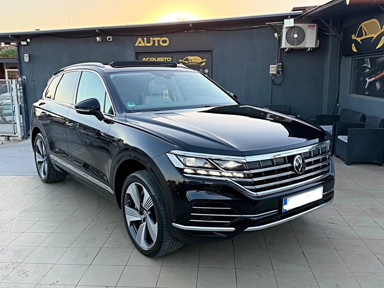 Volkswagen Touareg 3.0 V6 tsi eh R tiptronic — photo 1 of 14