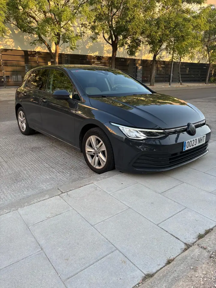 Volkswagen Golf 1.5 eTSI Life DSG 110kW — photo 1 of 13