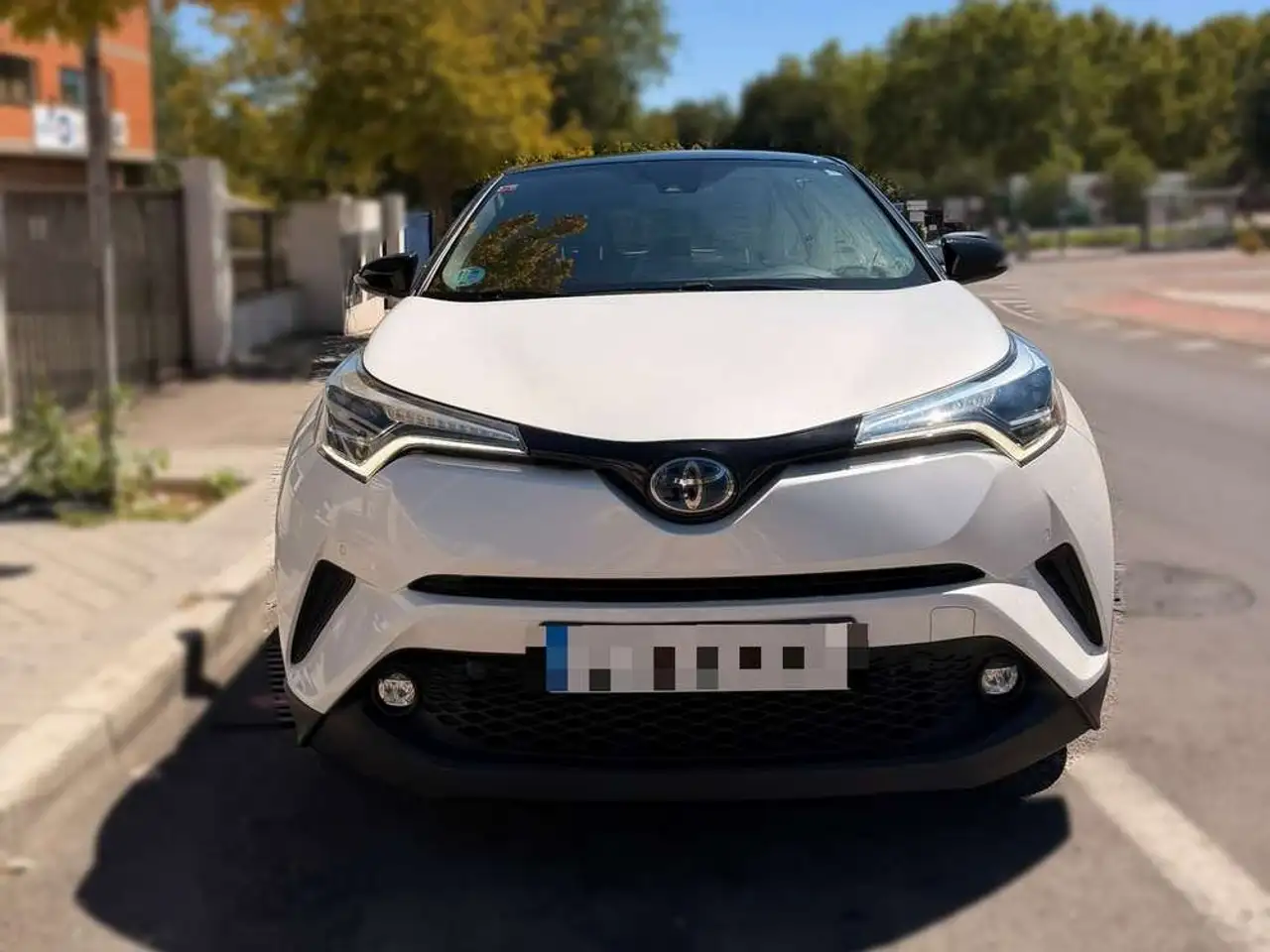 Toyota C-HR 125h Advance — photo 1 of 14