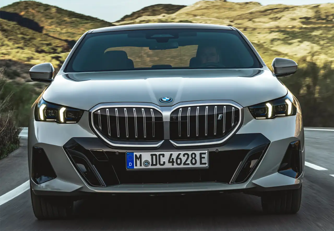 BMW 525 525dA xDrive — photo 1 of 40