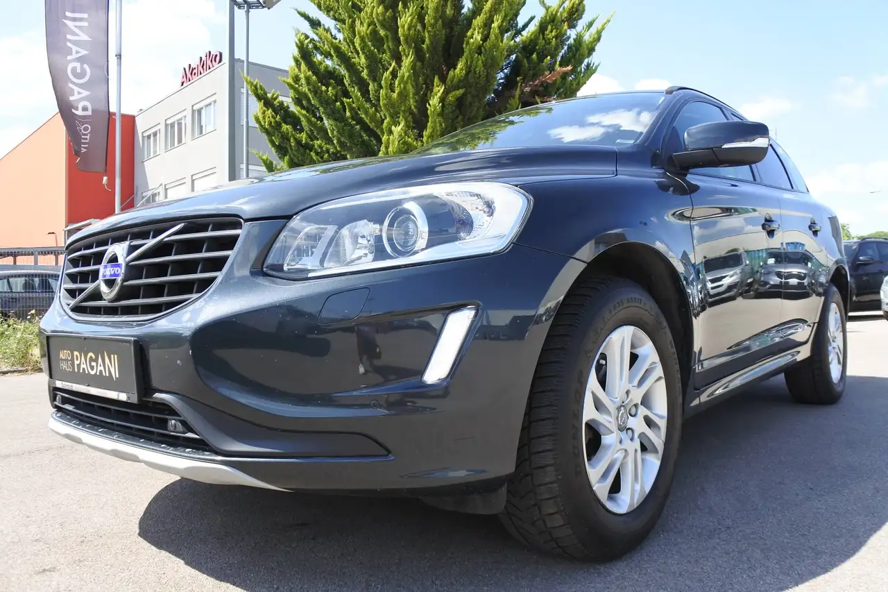 Volvo XC60 XC60 D4 Momentum AWD Geartronic/5 ZYLINDER — photo 1 of 17